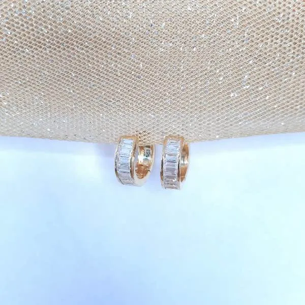 ARGOLINHA DOURADA ZIRCÔNIAS CRISTAL