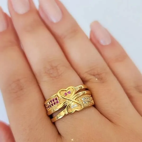 ANEL DOURADO LARGO CRAVEJADO MICROZIRCÔNIAS CRISTAL E RUBELITA