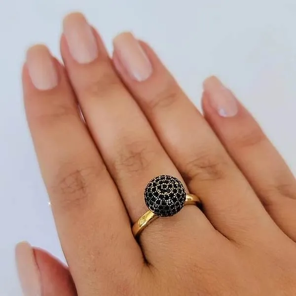 ANEL DOURADO BOLA CRAVEJADO MICROZIRCÔNIAS NEGRAS