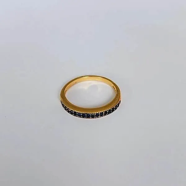 ANEL DOURADO CRAVEJADO EM MICROZIRCÔNIAS SAFIRA