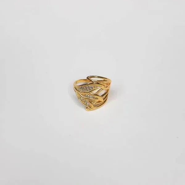 ANEL DOURADO LARGO FOLHAS CRAVEJADO MICROZIRCÔNIAS CRISTAL