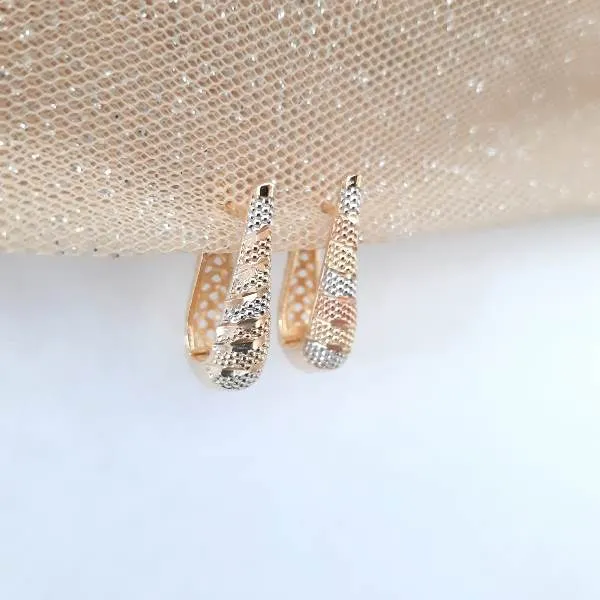 ARGOLINHA DOURADA TRABALHADA TRÊS BANHOS, DOURADO, PRATA E BRONZE