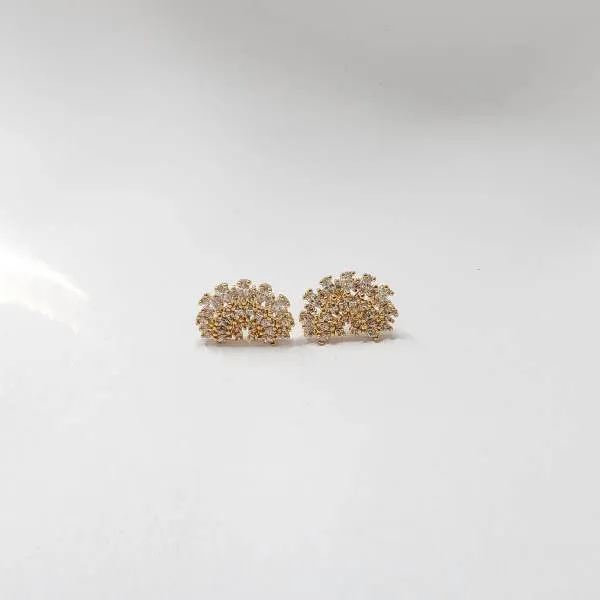 BRINCO DOURADO MEIO CÍRCULO CRAVEJADO ZIRCÔNIAS CRISTAL