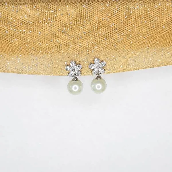 BRINCO RÓDIO BRANCO FLOR CRISTAL E PÉROLA