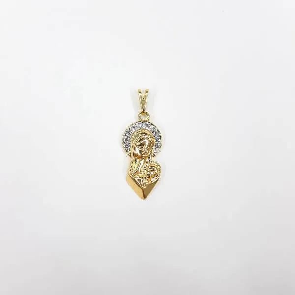 PINGENTE DOURADO NOSSA SENHORA DO MENINO JESUS CRAVEJADA ZIRCÔNIAS CRISTAL