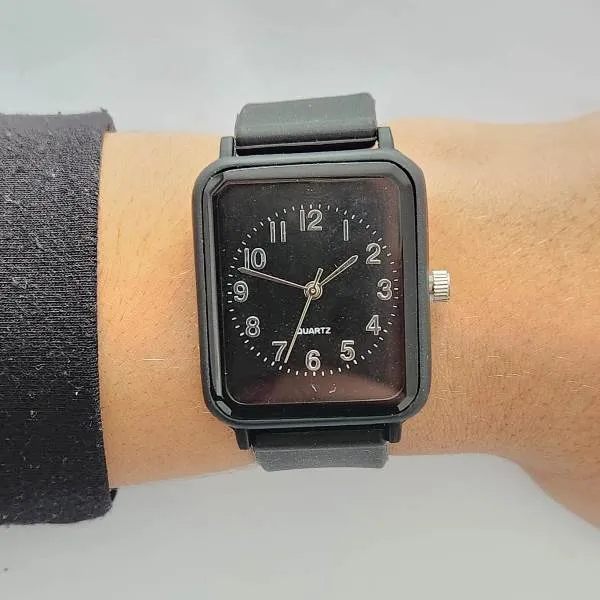 RELÓGIO PRETO QUADRADO FUNDO CLARO PULSEIRA ANTIALÉRGICA