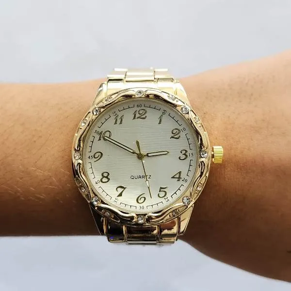 RELÓGIO DOURADO FUNDO CLARO