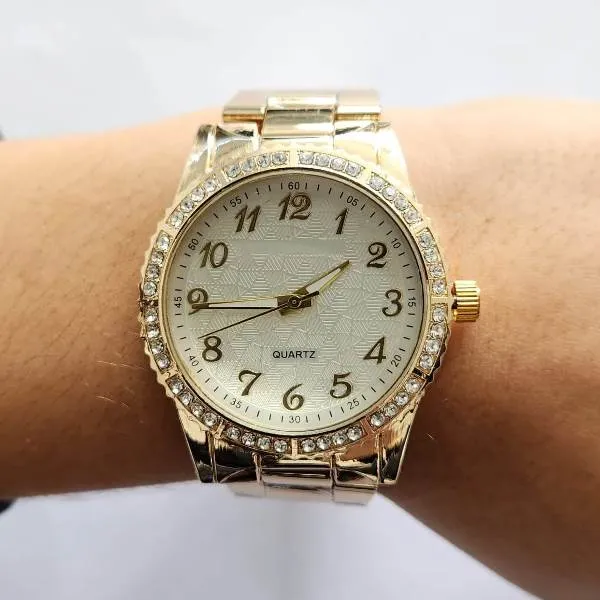 RELÓGIO DOURADO FUNDO CLARO METAL