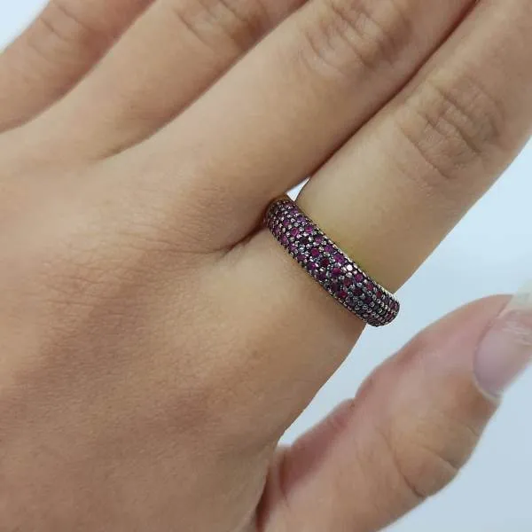 ANEL DOURADO MEIA ALIANÇA CRAVEJADO MICROZIRCÔNIAS RUBELITA
