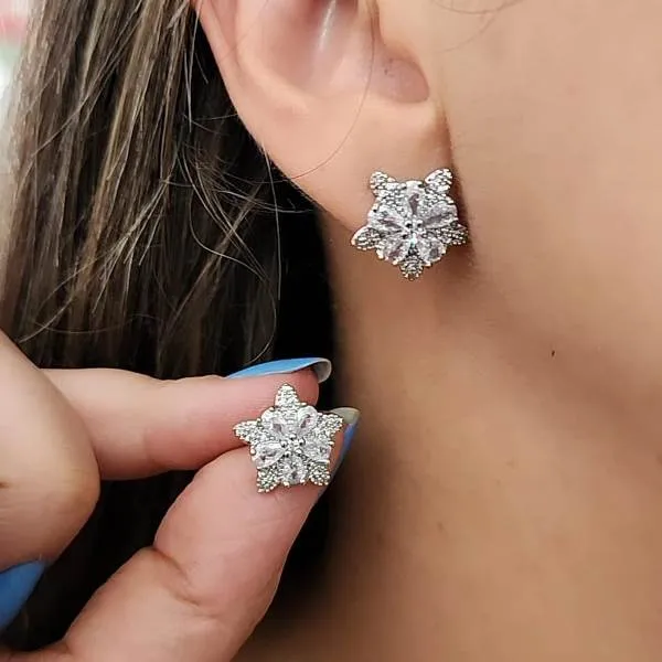 BRINCO ESTRELA E FLOR CRAVEJADOS EM NAVETES E MICROZIRCÔNIAS