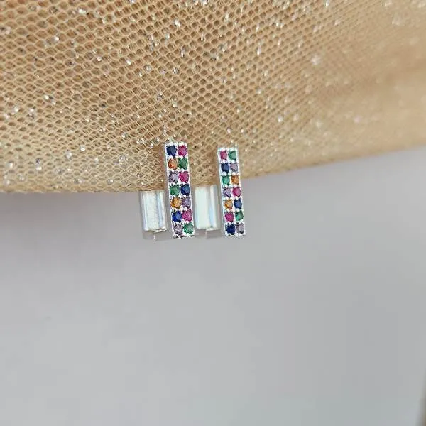 ARGOLINHA RETANGULAR CRAVEJADA EM MICROZIRCÔNIAS COLORIDAS