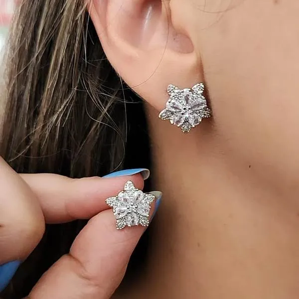 BRINCO ESTRELA E FLOR CRAVEJADOS EM NAVETES E MICROZIRCÔNIAS