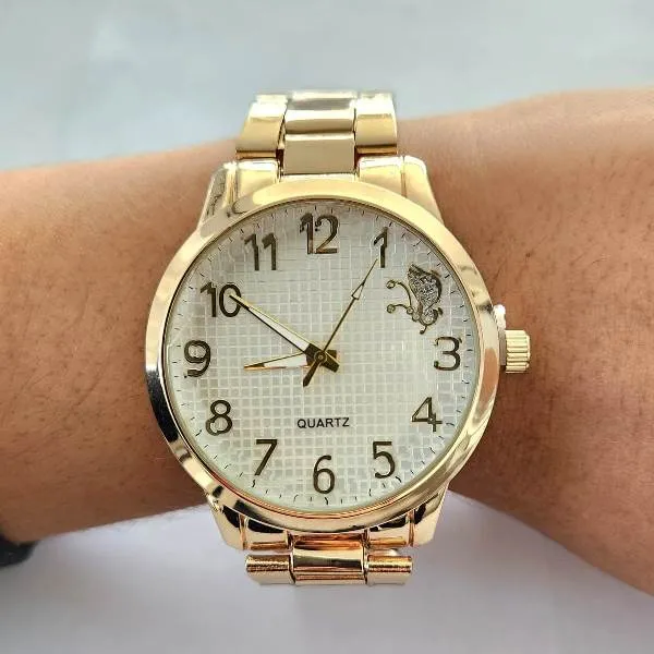 RELÓGIO DOURADO DETALHE BORBOLETA