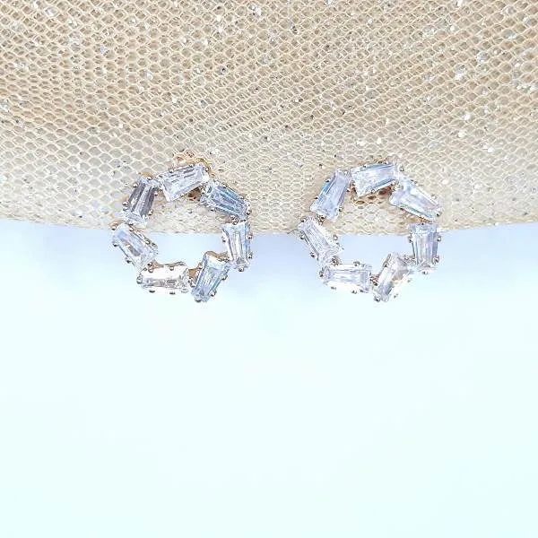 BRINCO DOURADO ZIRCÔNIAS NAVETE CRISTAL