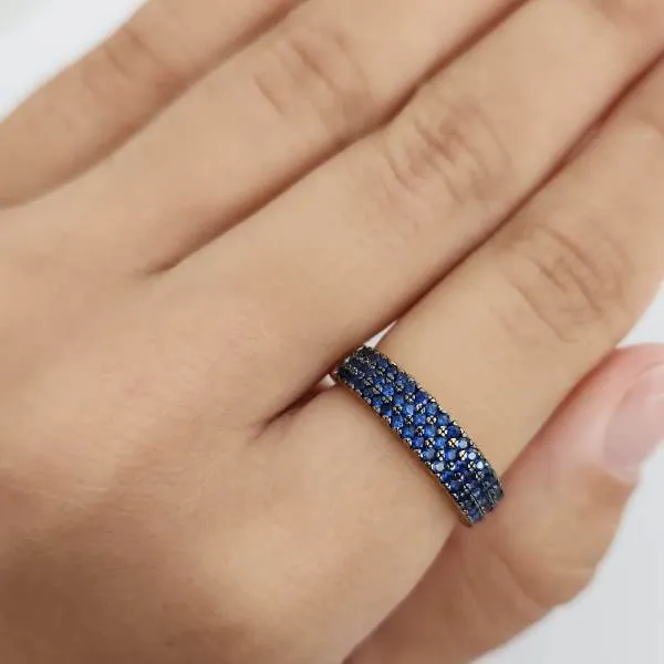 ANEL DOURADO ESTILO APARADOR CRAVEJADO MICROZIRCÔNIAS SAFIRA