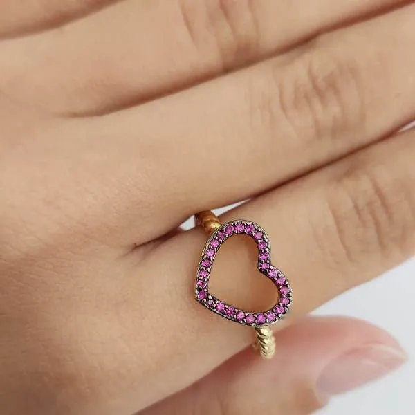ANEL DOURADO CORAÇÃO VAZADO CRAVEJADO MICROZIRCÔNIAS RUBELITA