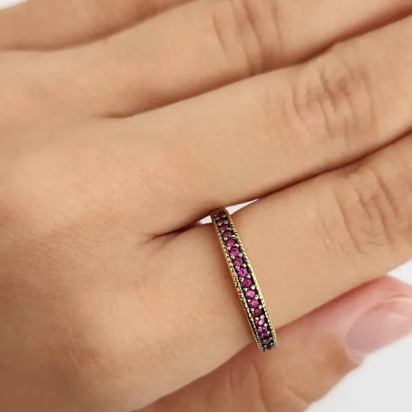 ANEL DOURADO CRAVEJADO EM MICROZIRCÔNIAS RUBELITA