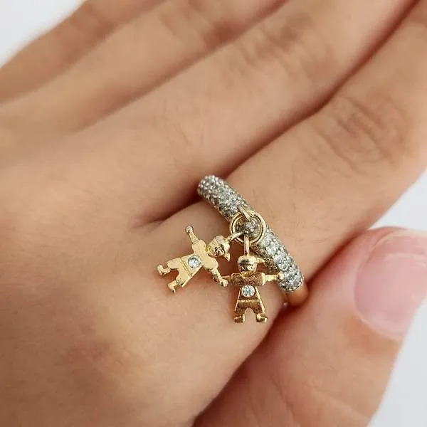 ANEL DOURADO PINGENTE MENINOS CRAVEJADO MICROZIRCÔNIAS CRISTAL