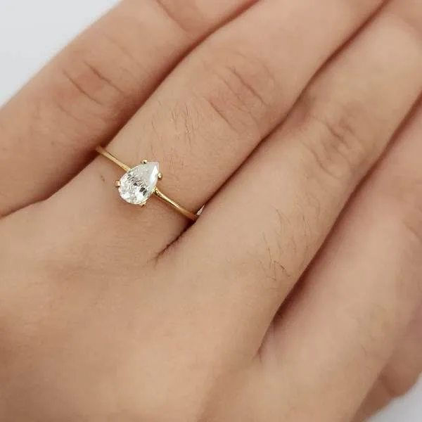 ANEL DOURADO SOLITÁRIO ZIRCÔNIA CRISTAL GOTA