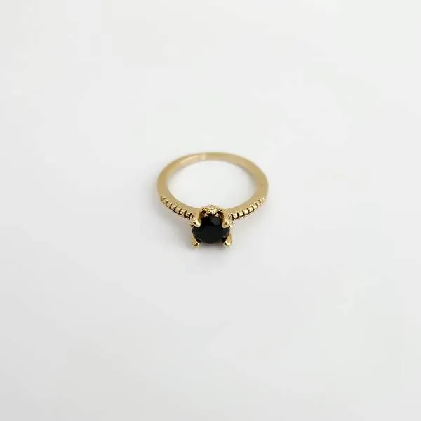 ANEL DOURADO SOLITÁRIO ZIRCÔNIA NEGRA CRAVEJADO