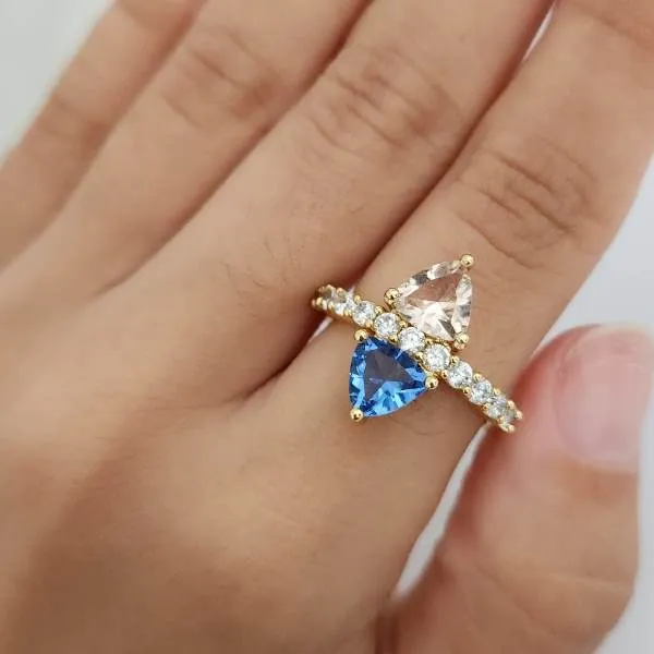 ANEL DOURADO TRIÂNGULOS ROSA E AZUL CRAVEJADO ZIRCÔNIAS CRISTAL