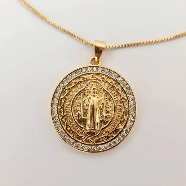 COLAR DOURADO SÃO BENTO BORDA CRAVEJADA EM MICROZIRCÔNIAS CRISTAIS