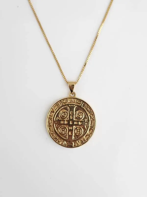 COLAR DOURADO SÃO BENTO BORDA CRAVEJADA EM MICROZIRCÔNIAS CRISTAIS