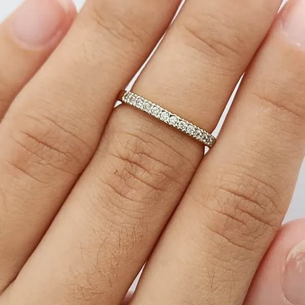 ANEL MEIA ALIANÇA CRAVEJADO MICROZIRCÔNIAS CRISTAL