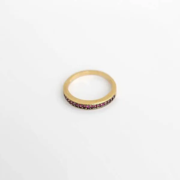 ANEL DOURADO CRAVEJADO EM MICROZIRCÔNIAS RUBELITA