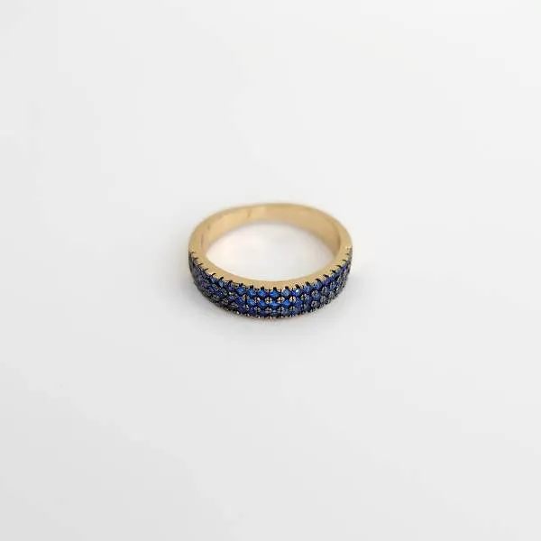 ANEL DOURADO ESTILO APARADOR CRAVEJADO MICROZIRCÔNIAS SAFIRA
