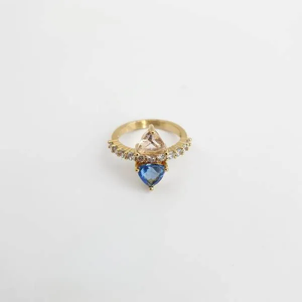 ANEL DOURADO TRIÂNGULOS ROSA E AZUL CRAVEJADO ZIRCÔNIAS CRISTAL