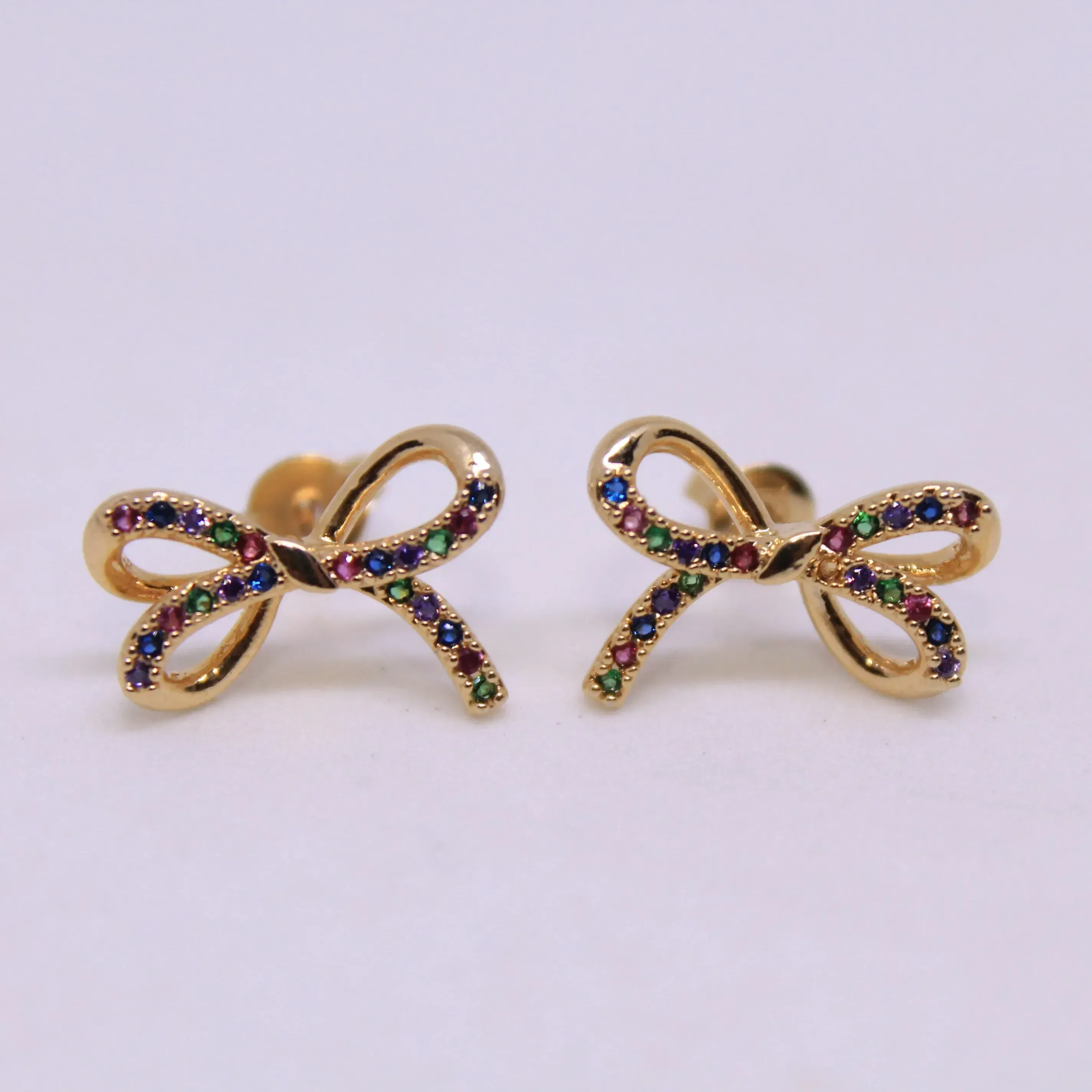 BRINCO DOURADO LAÇO CRAVEJADO MICROZIRÔNIAS MULTICOLORIDAS