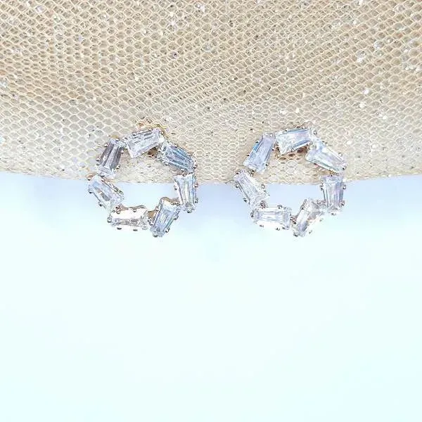 BRINCO DOURADO ZIRCÔNIAS NAVETE CRISTAL