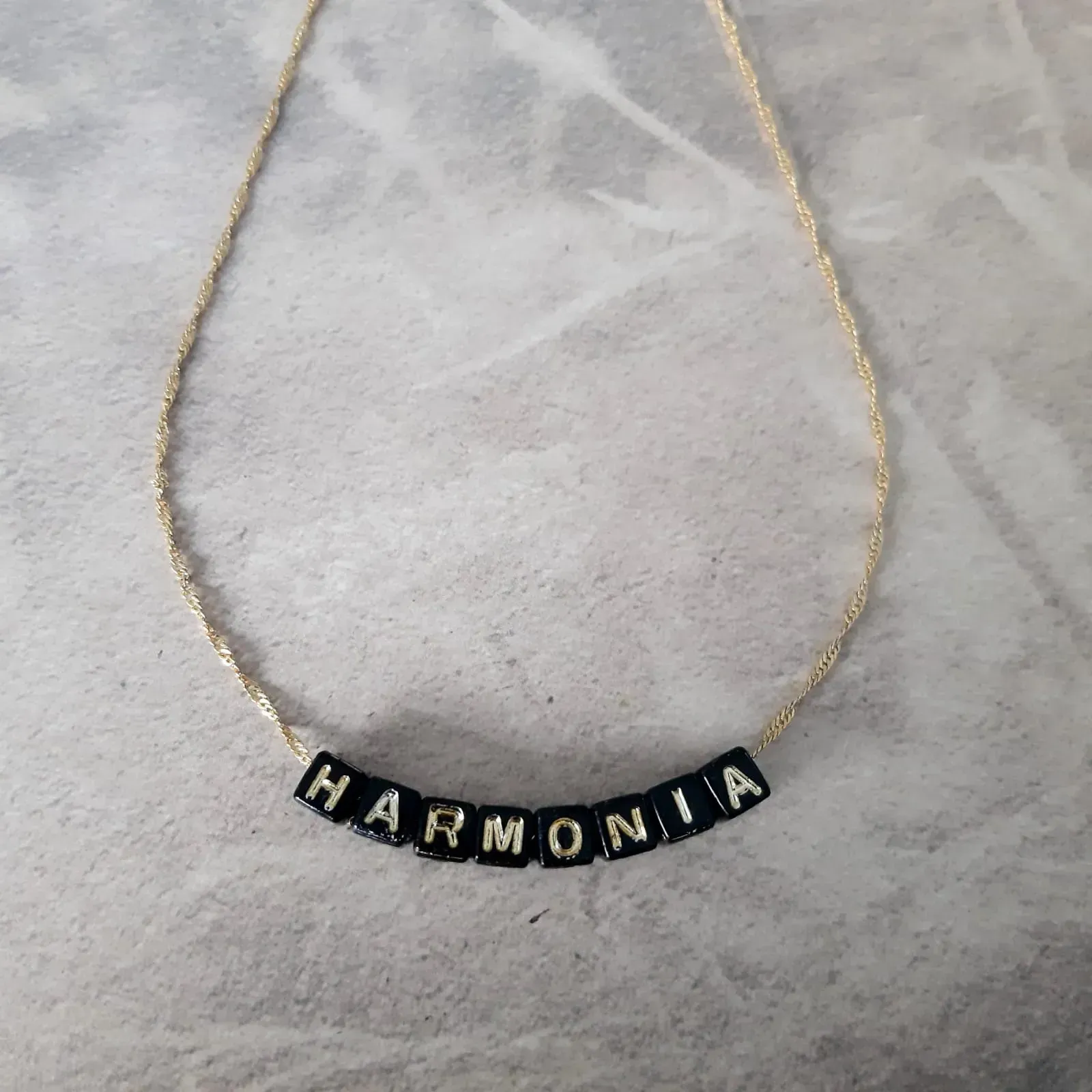 COLAR CORRENTE SINGAPURA COM LETRAS PRETAS HARMONIA