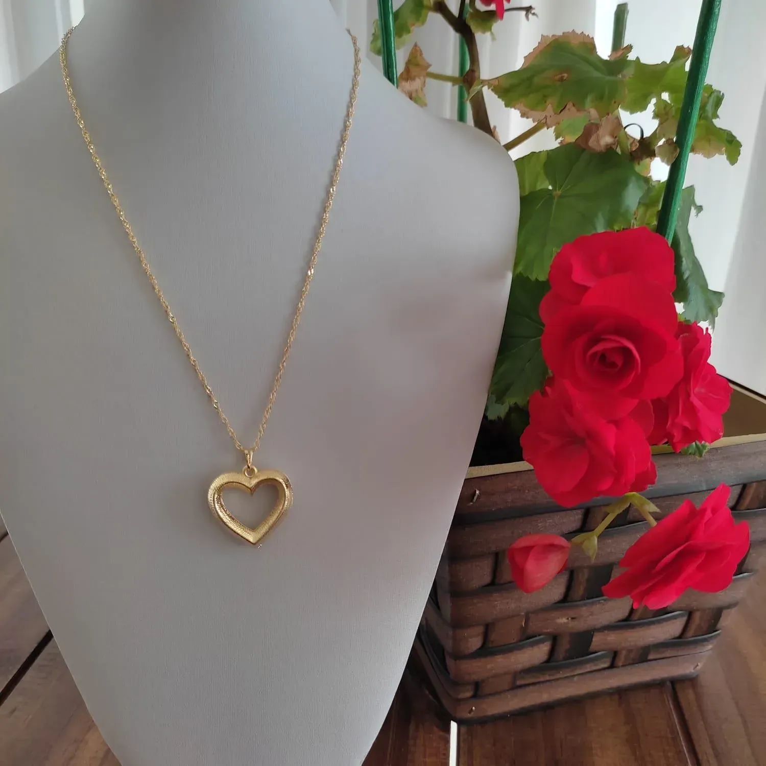 COLAR DOURADO CORAÇÃO VAZADO