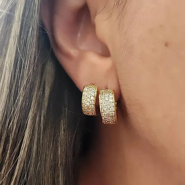 DUPLA ARGOLINHA DOURADA ARREDONDADA CRAVEJADA MICROZIRCÔNIAS CRISTAL