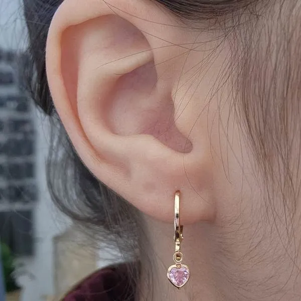ARGOLA DOURADA CORAÇÃO ZIRCÔNIA ROSA