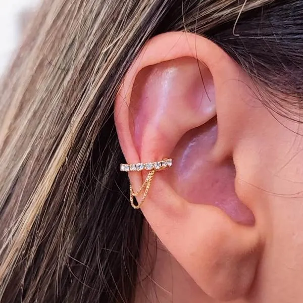 PIERCING FAKE DOURADO CRAVEJADO EM MICROZIRCÔNIAS CRISTAIS COM CORRENTE