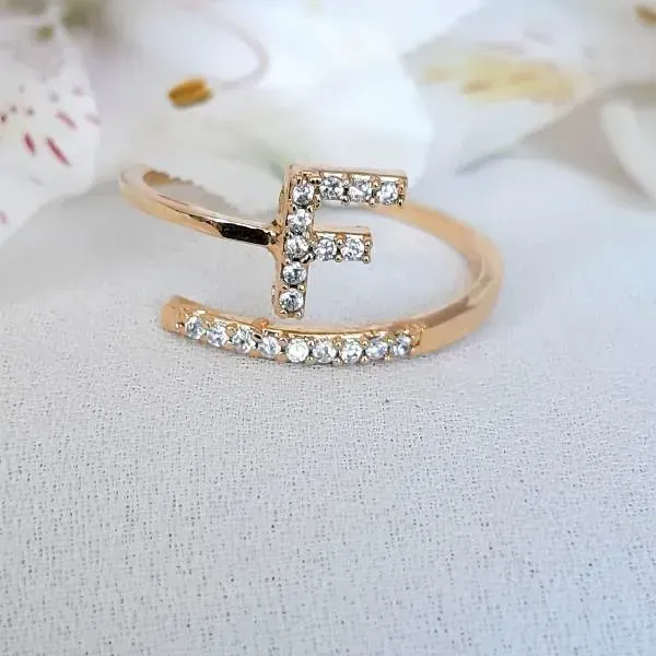 ANEL DOURADO CRAVEJADO MICROZIRCÔNIAS CRISTAL LETRA F
