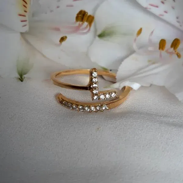 ANEL DOURADO CRAVEJADO MICROZIRCÔNIAS CRISTAL LETRA L