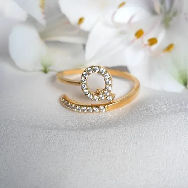 ANEL DOURADO CRAVEJADO MICROZIRCÔNIAS CRISTAL LETRA Q