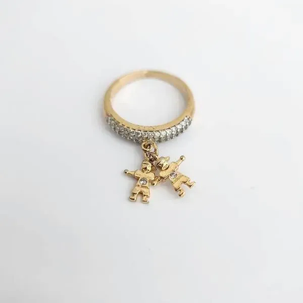 ANEL DOURADO PINGENTE MENINOS CRAVEJADO MICROZIRCÔNIAS CRISTAL