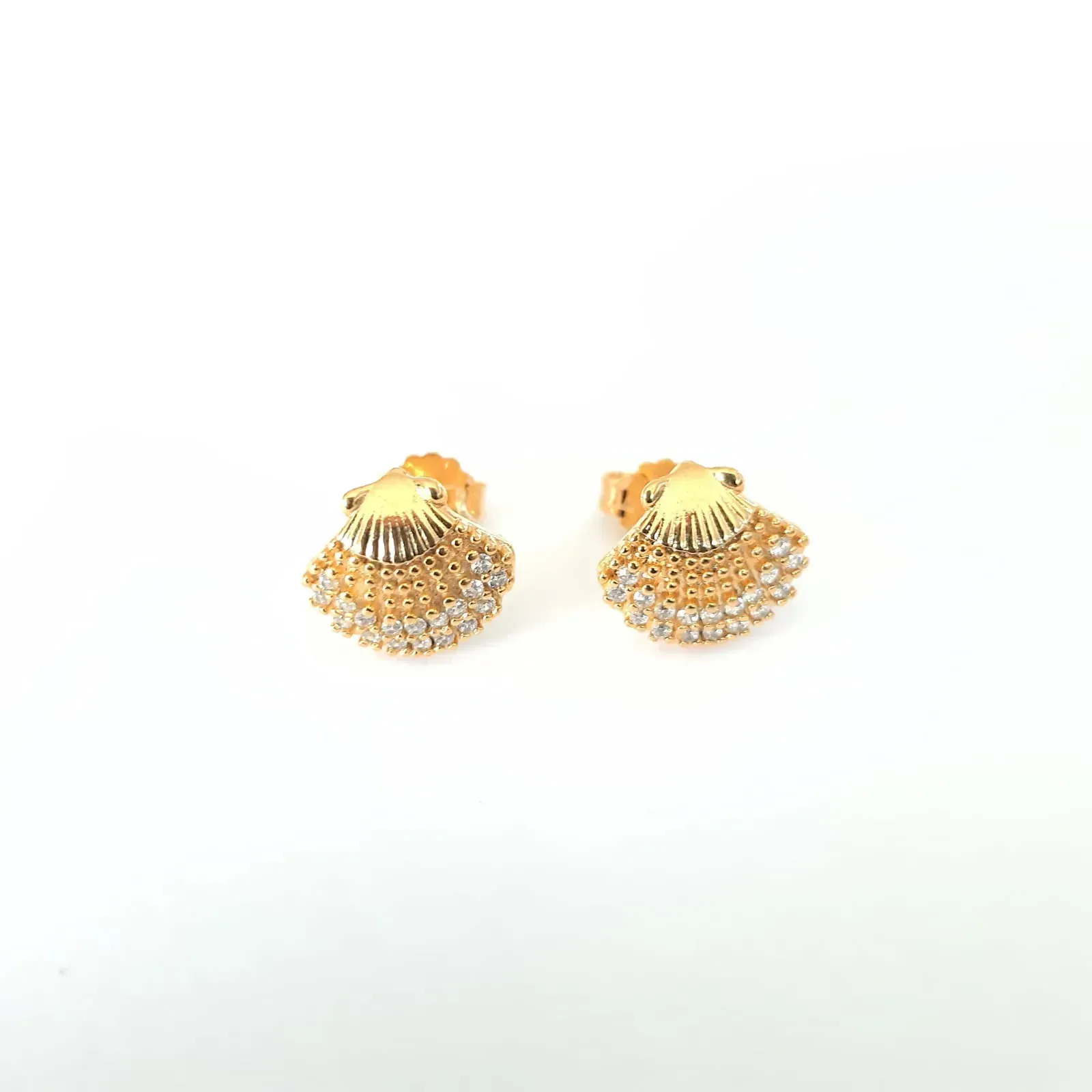 BRINCO DOURADO CONCHA CRAVEJADA EM MICROZIRCÔNIAS CRISTAIS