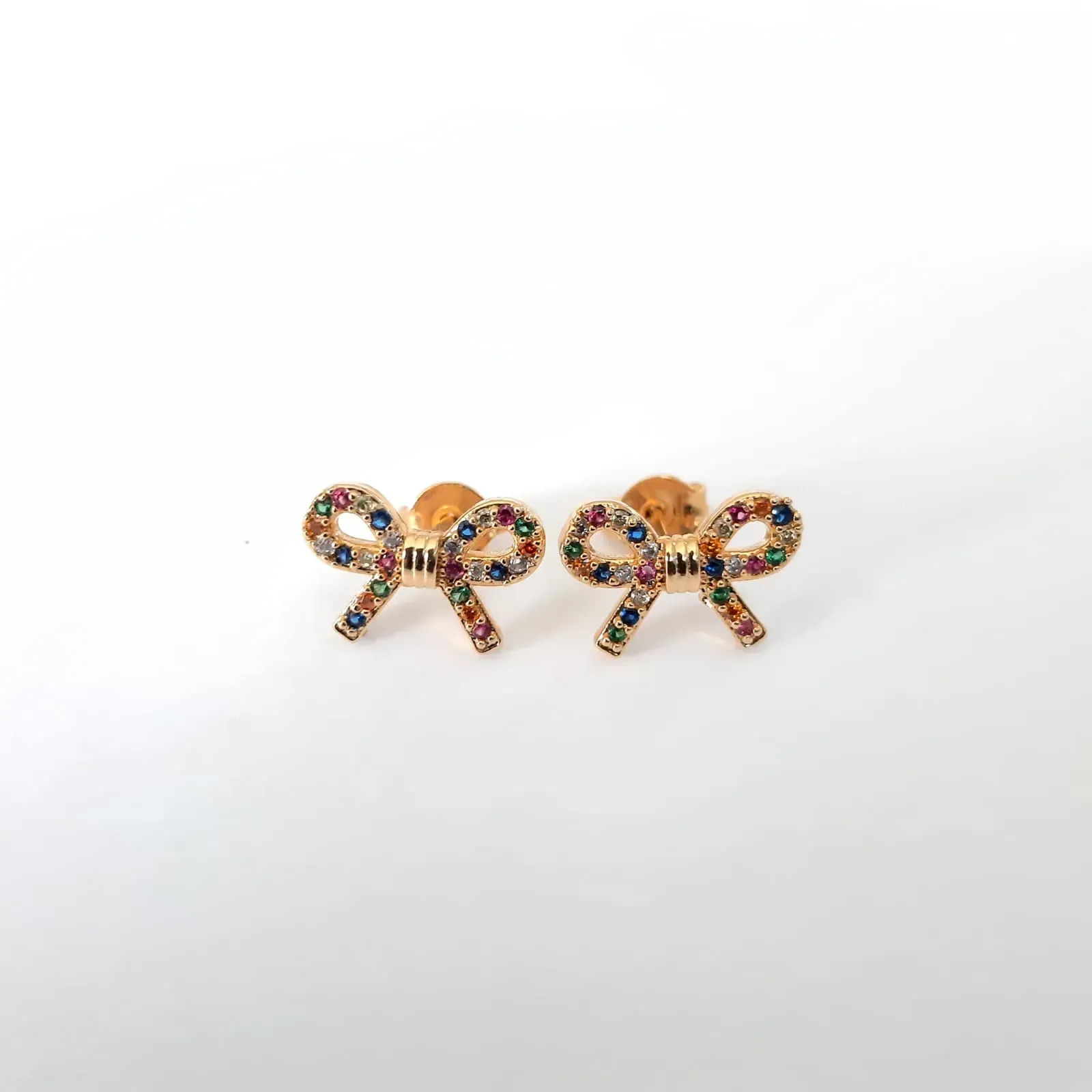 BRINCO DOURADO LAÇO CRAVEJADO EM MICROZIRCÔNIAS MULTICOLORIDAS