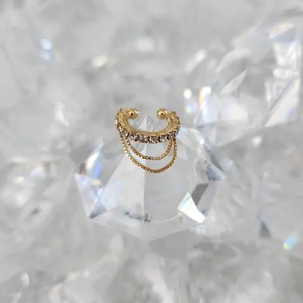 PIERCING FAKE DOURADO CRAVEJADO EM MICROZIRCÔNIAS CRISTAIS COM CORRENTE