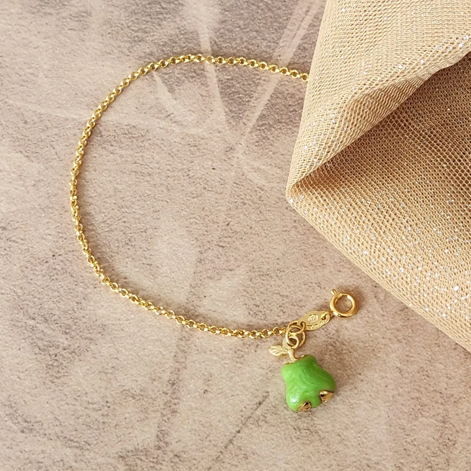PULSEIRA MINI ELO PORTUGUÊS COM PINGENTE MAÇÃ VERDE