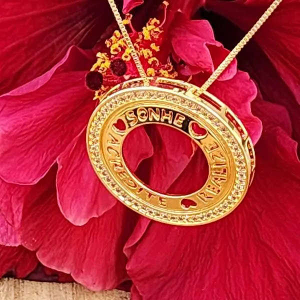 COLAR DOURADO PINGENTE SONHE ACREDITE REALIZE BORDA CRAVEJADA EM MICROZIRCÔNIAS CRISTAL DETALHE CORAÇÃO
