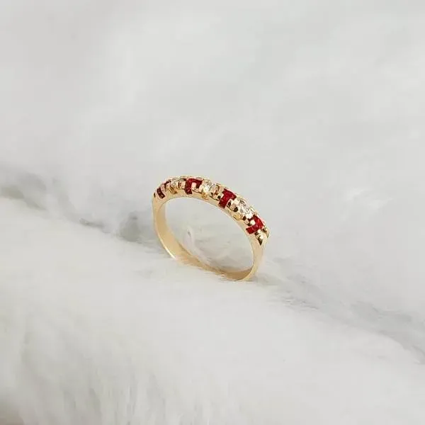 ANEL APARADOR MEIA ALIANÇA ZIRCÔNIAS CRISTAL E VERMELHO