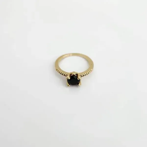 ANEL DOURADO SOLITÁRIO ZIRCÔNIA NEGRA CRAVEJADO