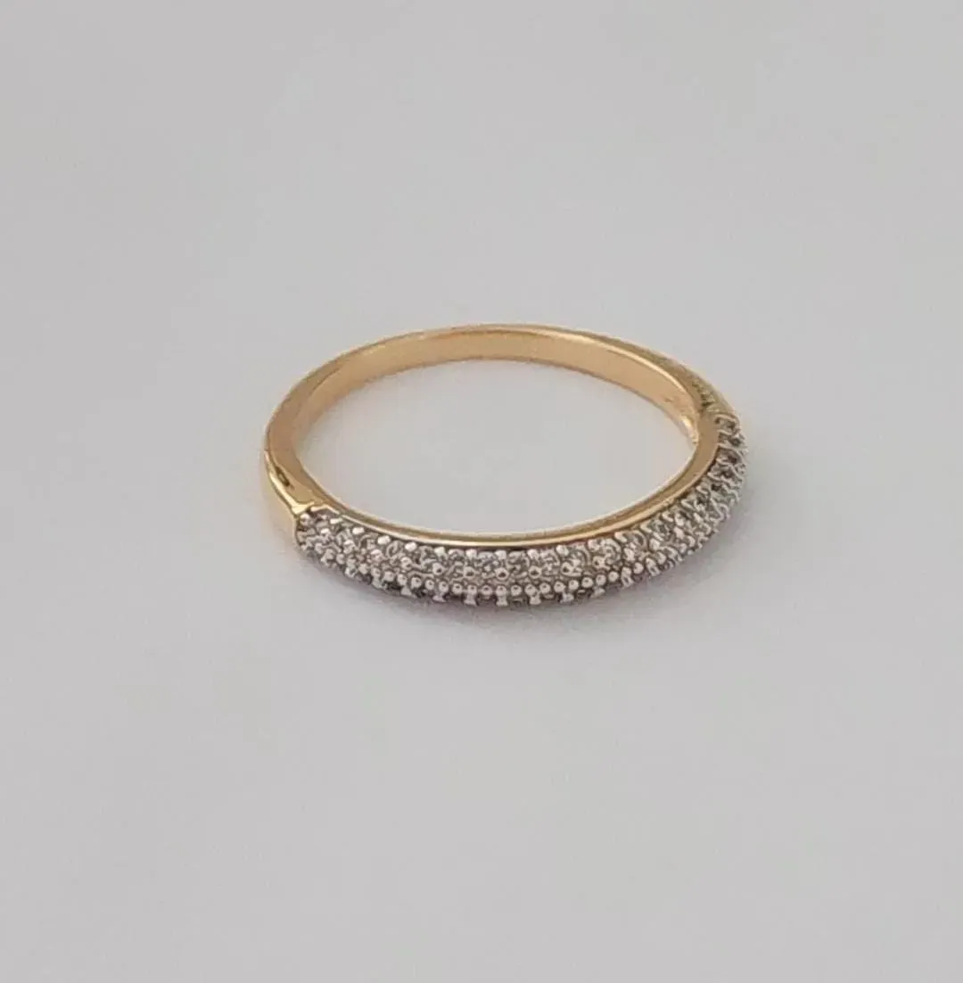 ANEL DOURADO TIPO APARADOR CRAVEJADO MICROZIRCÔNIAS CRISTAL